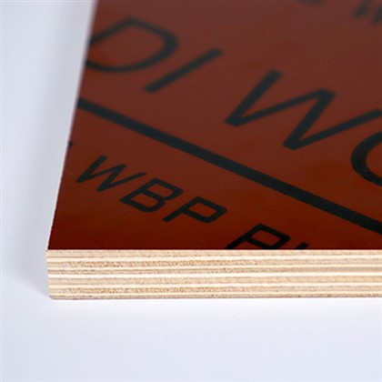 Classy Red Film ha affrontato il compensato